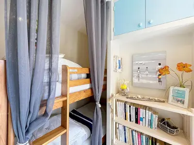 Un ou plusieurs lits dans un hébergement de l'établissement Maison rénovée, à 300m de la plage et proche commerces, avec terrasse et jardin, tout confort - FR-1-361-131