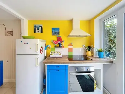 Cuisine ou kitchenette dans l'établissement Maison rénovée, à 300m de la plage et proche commerces, avec terrasse et jardin, tout confort - FR-1-361-131