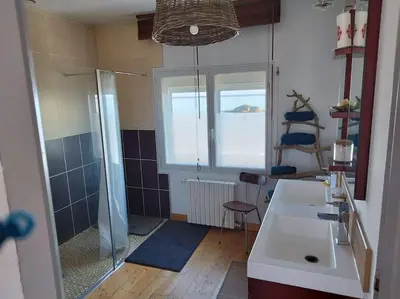 Salle de bains dans l'établissement A la découverte du cotentin