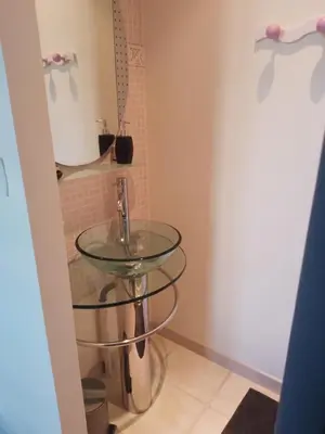 Salle de bains dans l'établissement chambre carentan les marais aux calme très reposant