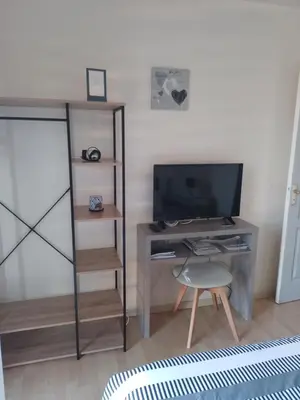 Télévision ou salle de divertissement dans l'établissement chambre carentan les marais aux calme très reposant