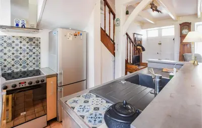 Cuisine ou kitchenette dans l'établissement Awesome Home In Saint-Jean-Le-Thomas