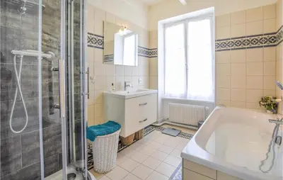 Salle de bains dans l'établissement Awesome Home In Saint-Jean-Le-Thomas