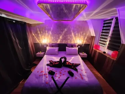 Un ou plusieurs lits dans un hébergement de l'établissement Caen, Tu m'aimes - Suite Romantique