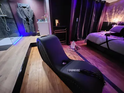 Coin salon dans l'établissement Caen, Tu m'aimes - Suite Romantique