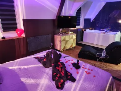 Télévision ou salle de divertissement dans l'établissement Caen, Tu m'aimes - Suite Romantique