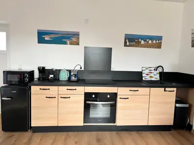 Cuisine ou kitchenette dans l'établissement Maison rénovée à Agon-coutainville proche de la mer, classé meublé de tourisme 3 étoiles