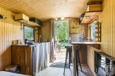 Cuisine ou kitchenette dans l'établissement Domaine de Valmeray la roulotte d'Elise