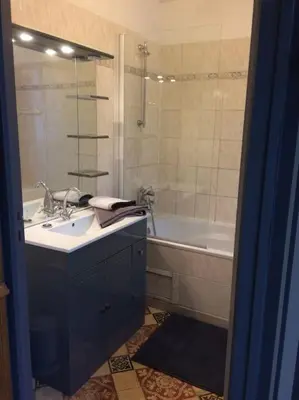 Salle de bains dans l'établissement Domaine de Valmeray Gîte