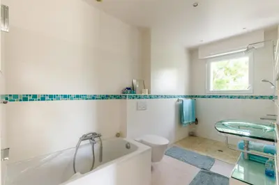 Salle de bains dans l'établissement Villa de la Plage - à Ver sur Mer
