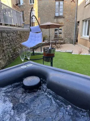 Piscine de l'établissement Beau Loft room proche mont saint Michel jaccuzi illimité en plein centre Avranches ou située à proximité