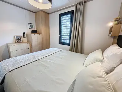 Un ou plusieurs lits dans un hébergement de l'établissement Chalet de standing pour 4 pers., piscine couverte et chauffée, à deux pas de la plage, Wi-Fi gratuit - FR-1-361-515