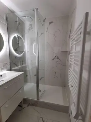 Salle de bains dans l'établissement Cabourg cosy, appartement refait à neuf, 5 min à pied de la mer