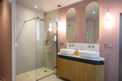 Salle de bains dans l'établissement Historic 18th-Century Mansion - 3 BR - Bayeux - Garden & Museums Nearby