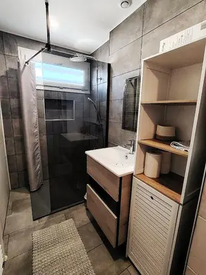 Salle de bains dans l'établissement Pavillon 200m de la mer