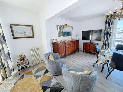 Télévision ou salle de divertissement dans l'établissement Appartement au centre de Granville avec garage privatif et Wi-Fi gratuite - FR-1-361-510