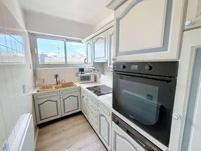 Cuisine ou kitchenette dans l'établissement Appartement au centre de Granville avec garage privatif et Wi-Fi gratuite - FR-1-361-510