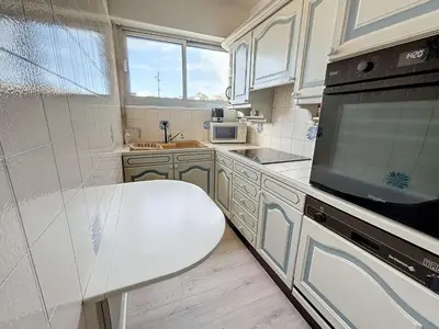 Cuisine ou kitchenette dans l'établissement Appartement au centre de Granville avec garage privatif et Wi-Fi gratuite - FR-1-361-510