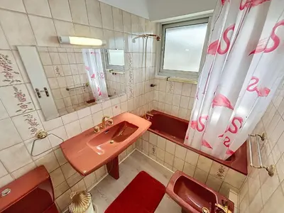 Salle de bains dans l'établissement Appartement au centre de Granville avec garage privatif et Wi-Fi gratuite - FR-1-361-510