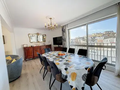 Télévision ou salle de divertissement dans l'établissement Appartement au centre de Granville avec garage privatif et Wi-Fi gratuite - FR-1-361-510