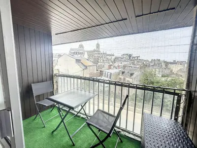 Balcon ou terrasse dans l'établissement Appartement au centre de Granville avec garage privatif et Wi-Fi gratuite - FR-1-361-510