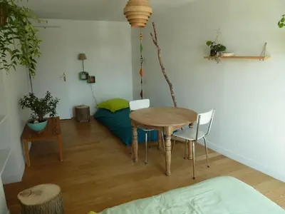 Coin salon dans l'établissement L' ALBIZIA