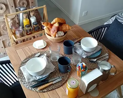 Options de petit-déjeuner proposées aux clients de l'établissement Le Clos de l'Aiguillon