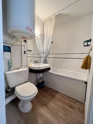 Salle de bains dans l'établissement Les pieds dans le sable