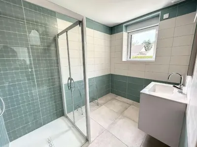 Salle de bains dans l'établissement Charmante maison neuve proche plage, 4 chambres, 7 couchages, jardin, parking et tout confort - FR-1-361-511