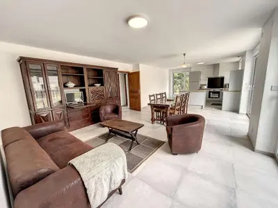 Coin salon dans l'établissement Charmante maison neuve proche plage, 4 chambres, 7 couchages, jardin, parking et tout confort - FR-1-361-511