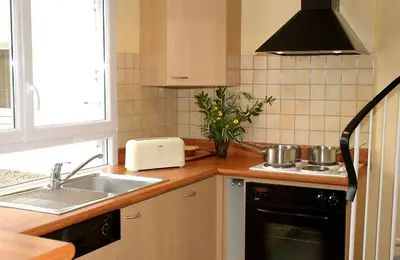 Cuisine ou kitchenette dans l'établissement Village de Gîtes de l'Anse de Moidrey