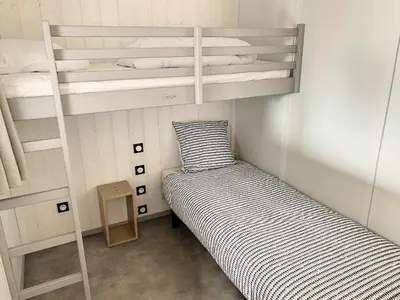 Un ou plusieurs lits dans un hébergement de l'établissement Chalet haut de gamme - 6 pers - Piscine chauffée - Proche plage - Jullouville - FR-1-361-518