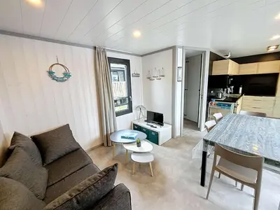 Coin salon dans l'établissement Chalet haut de gamme - 6 pers - Piscine chauffée - Proche plage - Jullouville - FR-1-361-518