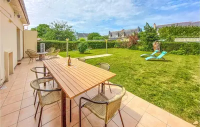 Jardin de l'établissement 4 Bedroom Beautiful Home In Cancale