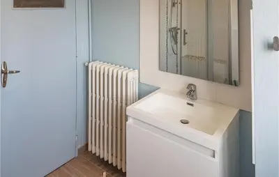Salle de bains dans l'établissement 4 Bedroom Beautiful Home In Cancale