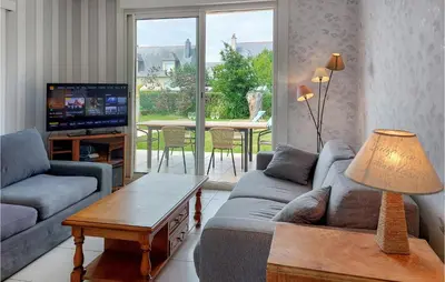 Coin salon dans l'établissement 4 Bedroom Beautiful Home In Cancale