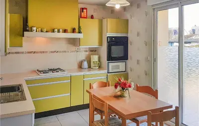Cuisine ou kitchenette dans l'établissement 4 Bedroom Beautiful Home In Cancale