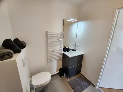 Salle de bains dans l'établissement Le Quai des Bleus