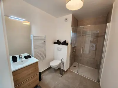 Salle de bains dans l'établissement Le Quai des Verts