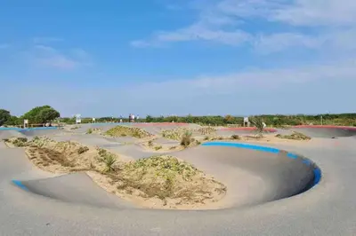 Piscine de l'établissement Charmant duplex, bord de mer ou située à proximité