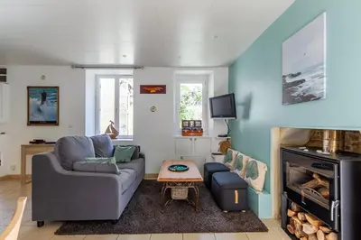 Télévision ou salle de divertissement dans l'établissement La Rochambelle - Charmante maison de pêcheurs