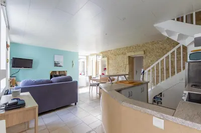 Télévision ou salle de divertissement dans l'établissement La Rochambelle - Charmante maison de pêcheurs