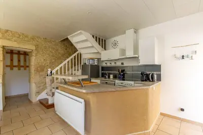 Cuisine ou kitchenette dans l'établissement La Rochambelle - Charmante maison de pêcheurs