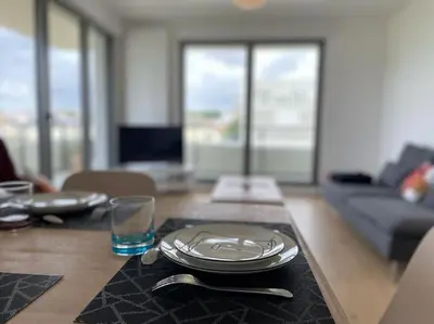 Coin salon dans l'établissement Presqu'île, appartement neuf avec balcon, salle de gym et parking