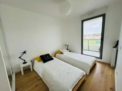 Un ou plusieurs lits dans un hébergement de l'établissement Presqu'île, appartement neuf avec balcon, salle de gym et parking