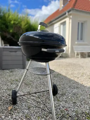 Barbecue disponible mis à disposition des clients de la maison de vacances