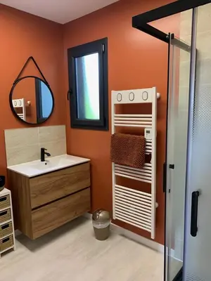 Salle de bains dans l'établissement Gîtes Rozanna avec accès Piscine et SPA JACUZZI
