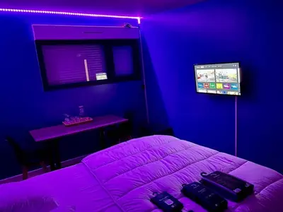 Télévision ou salle de divertissement dans l'établissement Gîtes Rozanna avec accès Piscine et SPA JACUZZI
