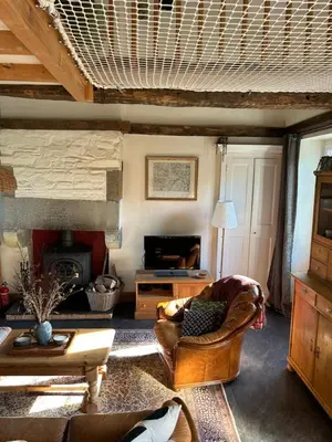 Télévision ou salle de divertissement dans l'établissement Chalet des Roches Roche d'Oëtre Suisse Normande