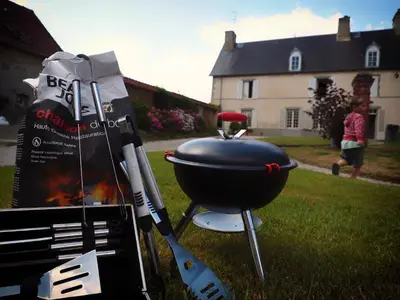 Barbecue disponible mis à disposition des clients de la maison de vacances